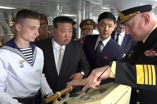 Selon des images diffusées par Moscou, Kim Jong Un a écouté attentivement des hauts représentants de l'armée russe.